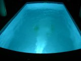Beltéri, süllyesztett víztükrű üvegmozaik burkolatú vasbeton úszómedence