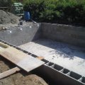 Egy nap kötési idő után megkezdődött a medence oldalfal 25-ös beton zsalukőből való építése.